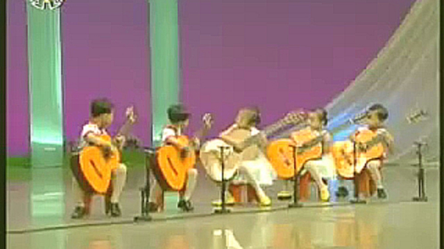 Северная Корея детей игре на гитаре 