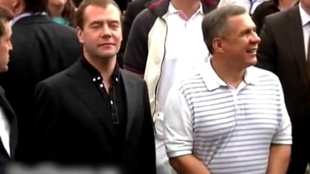 Дмитрий Медведев в Казани потанцевал на рок-концерте  