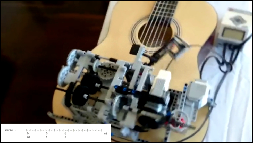 Роботехника из Лего играет на гитаре 