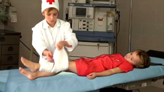 Дети играют в доктора с уколами - Операция: перелом ноги 