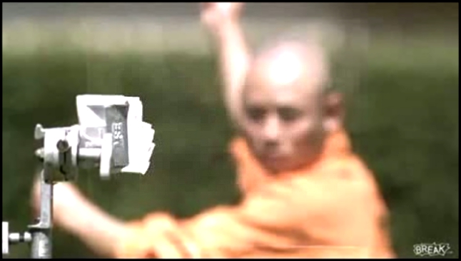 Монах шаолинь бросает иголку через стекло 