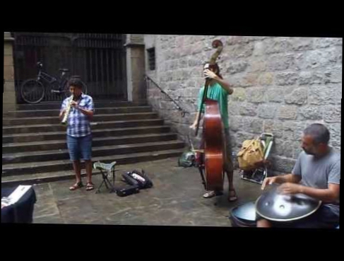 Барселонское трио: ханг, саксофон, контрабас. 