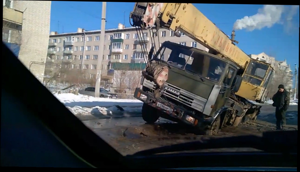 Чита. КамАЗ провалился на дороге 13.02.2016 г. 