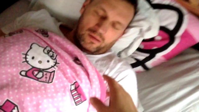 Царь спит без трусиков под Hello Kitty-2015-03-05 