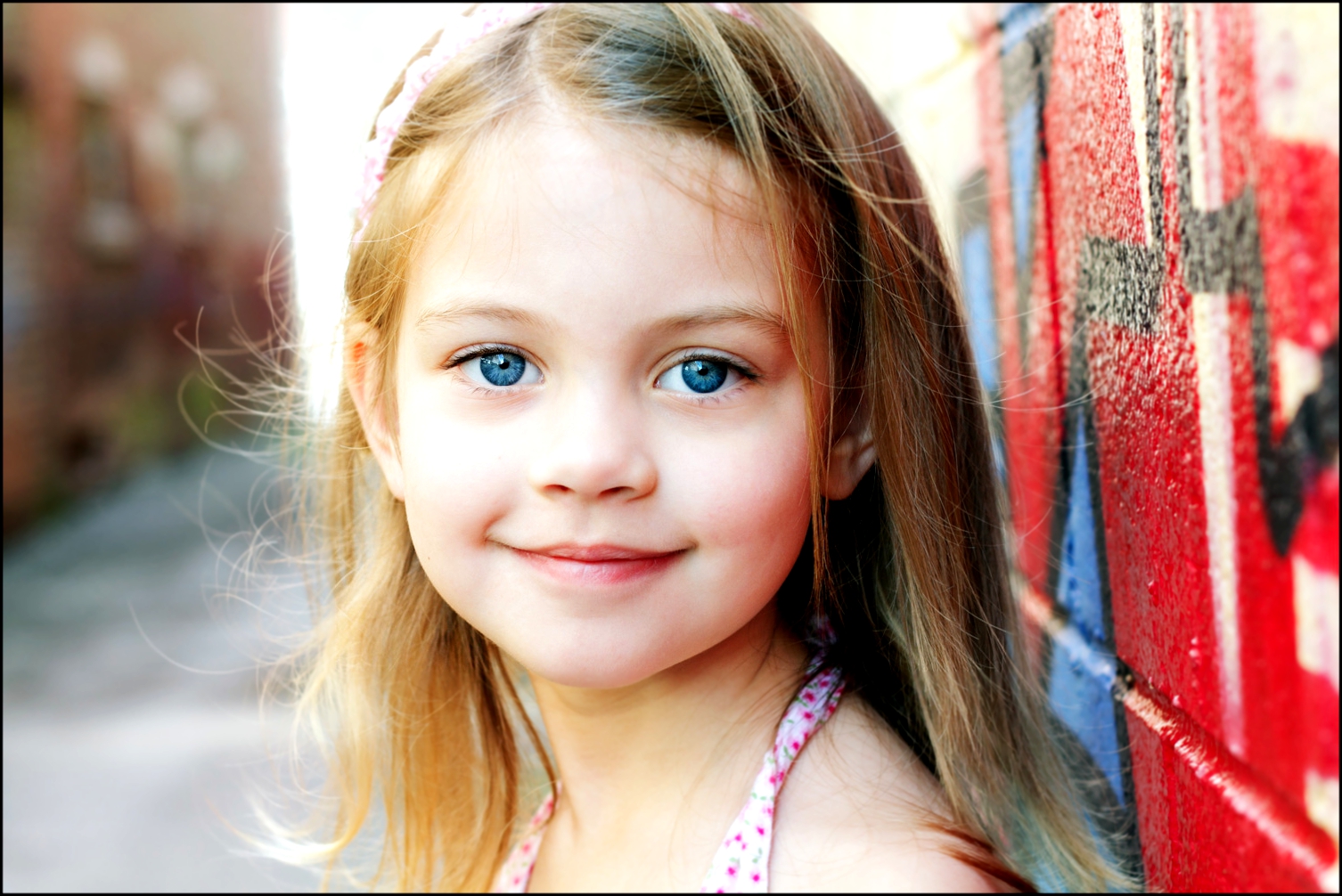 Маленькая девочка в городских условиях улыбки на камеру.  Фото автора Steph...