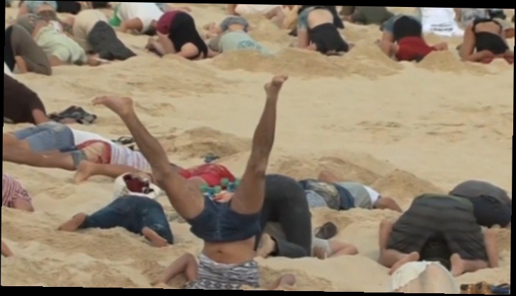 Сотни австралийцев спрятали головы в песок в рамках протестной акции (новости) 