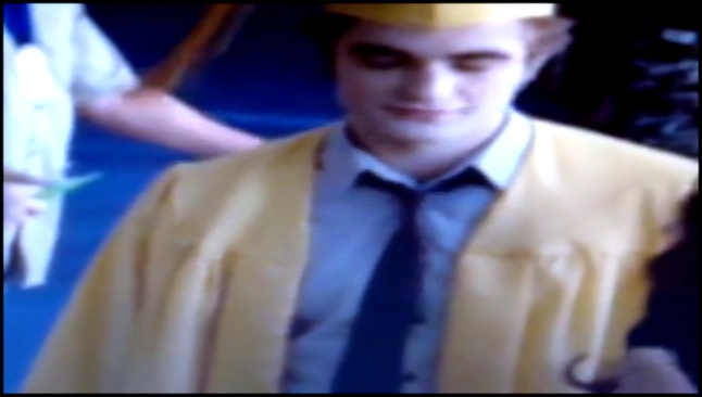 Twi bts : Kristen playing with Rob's graduation cap (Eclipse blooper 