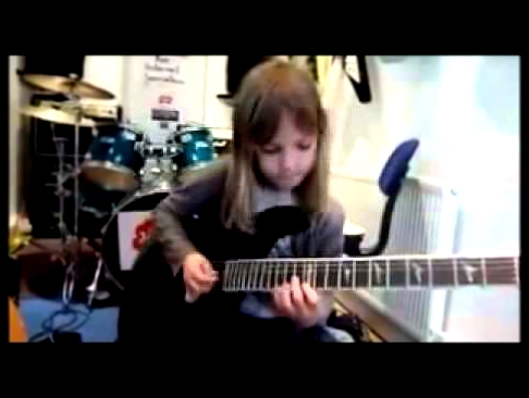 Восьмилетняя девочка классно играет на гитаре 