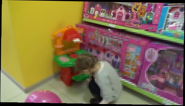 Катя делает покупки куклу Монстер Хай и кассовый аппарат Shopping toy in kid's store 