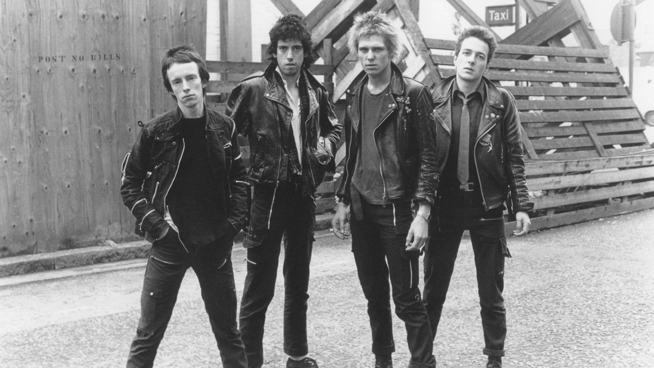 The Clash - The Guns of Brixton очень похожа с мелодией из 